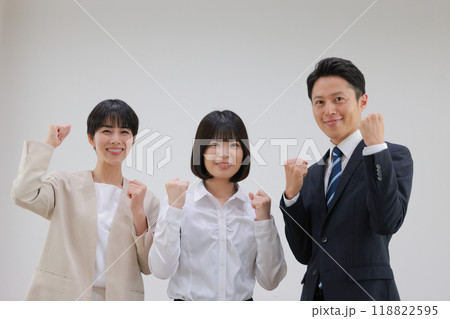 両手でガッツポーズのビジネスパーソン男女_1 両手でガッツポーズのビジネスパーソン男女_1 118822595