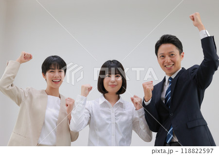 両手でガッツポーズ_やる気満々のビジネスパーソン男女_2 118822597