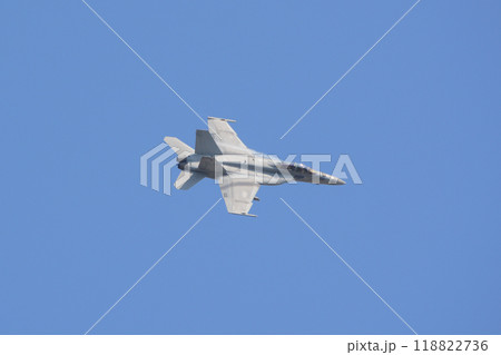旋回するアメリカ海軍F/A-18Fスーパーホーネット 118822736