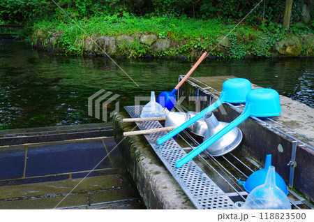 柄杓で自然の水をくむ様子 柄杓で自然の水をくむ様子 118823500