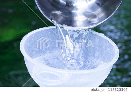 柄杓で自然の水をくむ様子 柄杓で自然の水をくむ様子 118823505