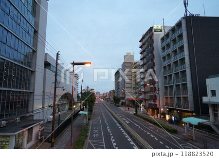 早朝の勝山通りの風景 118823520