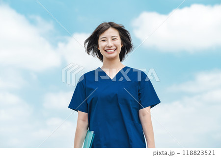 女性の医療従事者のポートレート 118823521
