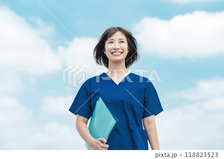 女性の医療従事者のポートレート 118823523