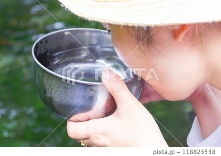 湧き水を飲む女性 湧き水を飲む女性 118823538