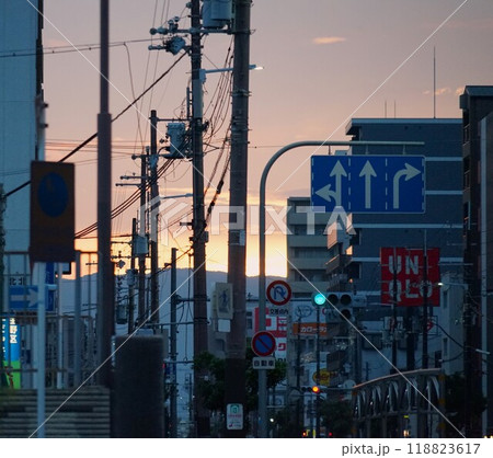 街の朝の風景 118823617