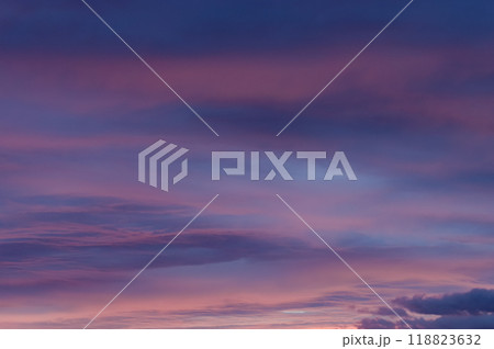 夜明け前の美しい黎明の空 夜明け前の美しい黎明の空 118823632