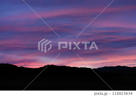 夜明け前の美しい黎明の空 118823634
