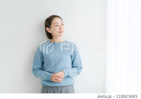 ブルーのニットを着る女性 118823685