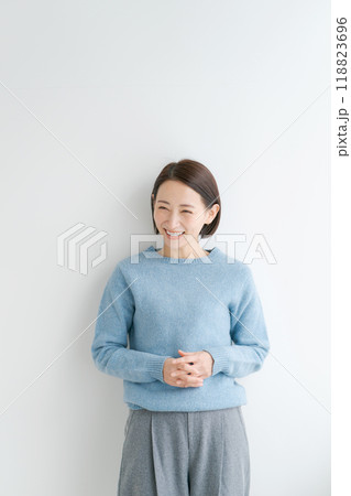 ブルーのニットを着る女性 118823696