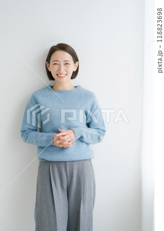 ブルーのニットを着る女性 ブルーのニットを着る女性 118823698