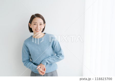 ブルーのニットを着る女性 ブルーのニットを着る女性 118823700