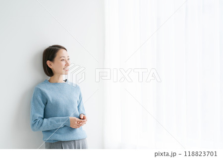 ブルーのニットを着る女性 118823701