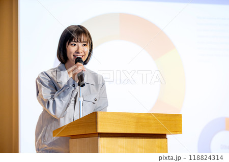 作業着でセミナーをする女性　撮影協力：学校法人電波学園　東京電子専門学校 118824314