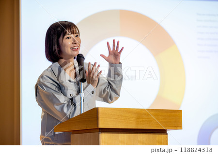 作業着でセミナーをする女性　撮影協力：学校法人電波学園　東京電子専門学校 118824318