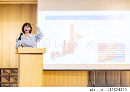 作業着でセミナーをする女性　撮影協力：学校法人電波学園　東京電子専門学校 118824330