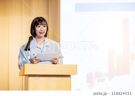 作業着でセミナーをする女性　撮影協力：学校法人電波学園　東京電子専門学校 118824331