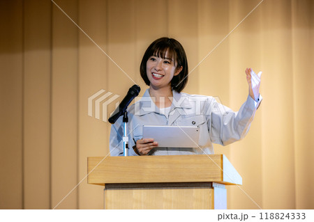 作業着でセミナーをする女性　撮影協力：学校法人電波学園　東京電子専門学校 118824333