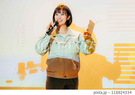 作業着でセミナーをする女性　撮影協力：学校法人電波学園　東京電子専門学校 118824334