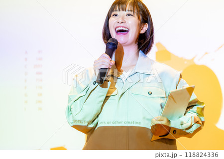 作業着でセミナーをする女性 撮影協力:学校法人電波学園 東京電子専門学校 作業着でセミナーをする女性 撮影協力:学校法人電波学園 東京電子専門学校 118824336