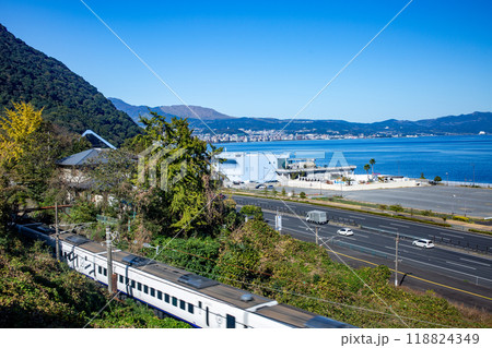 別府湾と別府市街地を背景にしたうみたまご 118824349