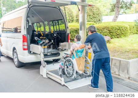 福祉車両　訪問介護サービス　スイングアームリフト　車いす仕様車 118824416