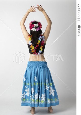 白背景にフラダンサーの女性が笑顔で手を広げている姿 118824577