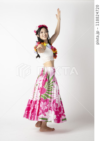 白背景にフラダンサーの女性が笑顔で手を広げている姿 白背景にフラダンサーの女性が笑顔で手を広げている姿 118824720