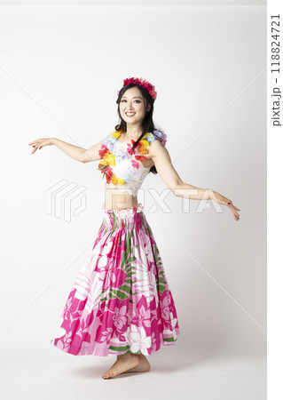 白背景にフラダンサーの女性が笑顔で手を広げている姿 118824721