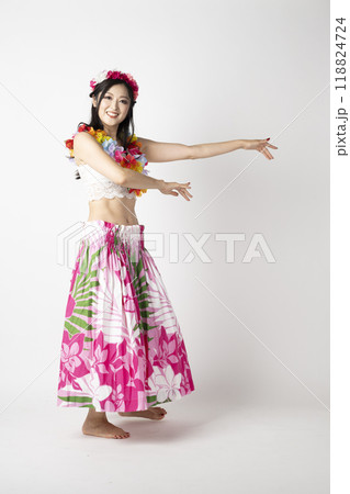 白背景にフラダンサーの女性が笑顔で手を広げている姿 118824724
