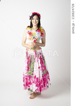 白背景にフラダンサーの女性が笑顔で手を広げている姿 118824726
