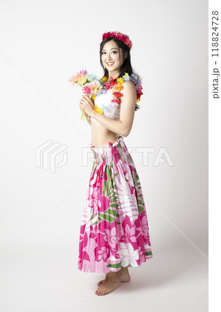白背景にフラダンサーの女性が笑顔で手を広げている姿 白背景にフラダンサーの女性が笑顔で手を広げている姿 118824728
