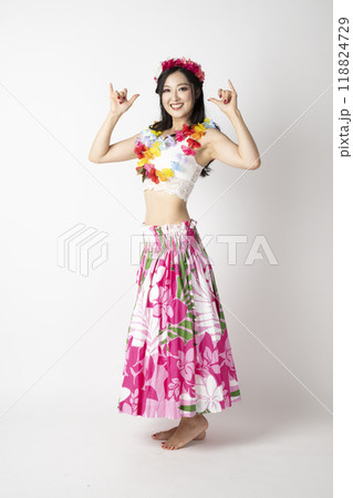 白背景にフラダンサーの女性が笑顔で手を広げている姿 118824729