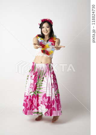 白背景にフラダンサーの女性が笑顔で手を広げている姿 118824730