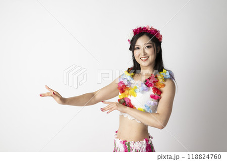 白背景にフラダンサーの女性が笑顔で手を広げている姿 白背景にフラダンサーの女性が笑顔で手を広げている姿 118824760