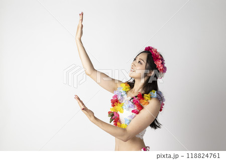 白背景にフラダンサーの女性が笑顔で手を広げている姿 118824761