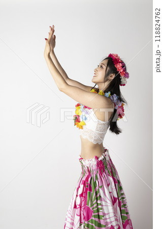 白背景にフラダンサーの女性が笑顔で手を広げている姿の写真素材