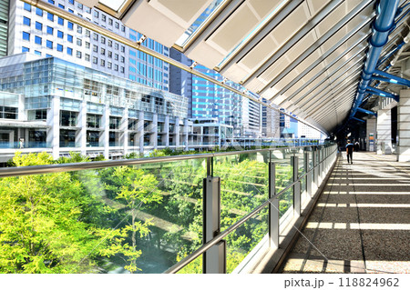 午後の日が差し込む品川インターシティーのデッキと歩行者 午後の日が差し込む品川インターシティーのデッキと歩行者 118824962