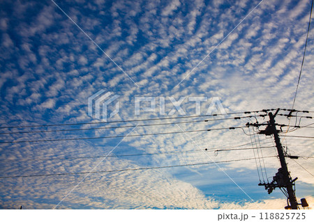 電柱とうろこ雲 118825725