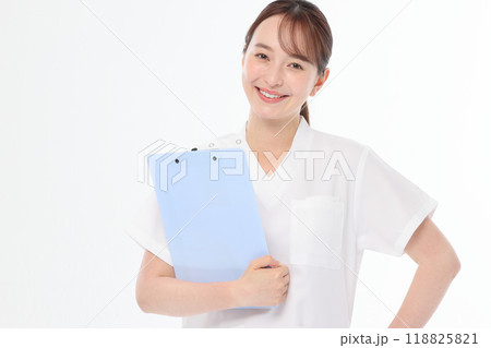 スクラブの女性　看護師 118825821