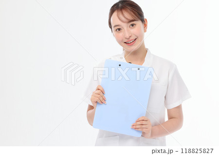 スクラブの女性　看護師 118825827