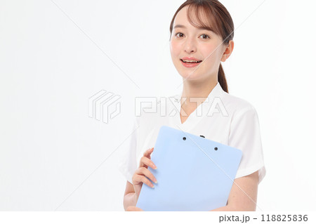 スクラブの女性　看護師 118825836