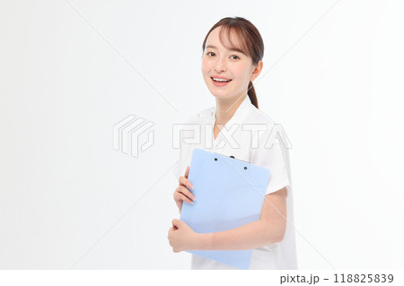 スクラブの女性　看護師 118825839