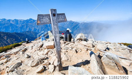 秋の唐松岳登山(山頂) 秋の唐松岳登山(山頂) 118825902