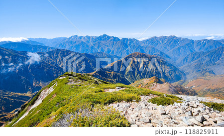 秋の唐松岳登山（山頂から剱岳・立山方面の眺め） 118825911