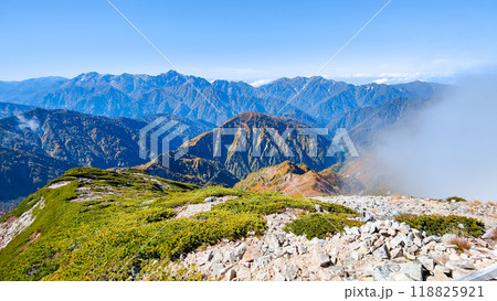 秋の唐松岳登山(山頂から剱岳・立山方面の眺め) 秋の唐松岳登山(山頂から剱岳・立山方面の眺め) 118825921