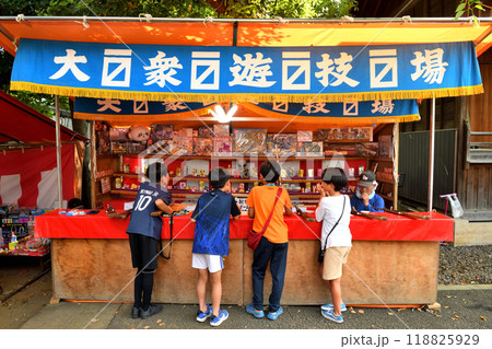 荏原町旗岡八幡神社のお祭りで射的に挑む男の子たち 118825929