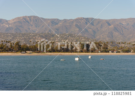 Water body with mountains behind and boats in front 118825981