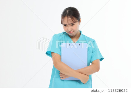 悩む看護師　ネガティブ 118826022