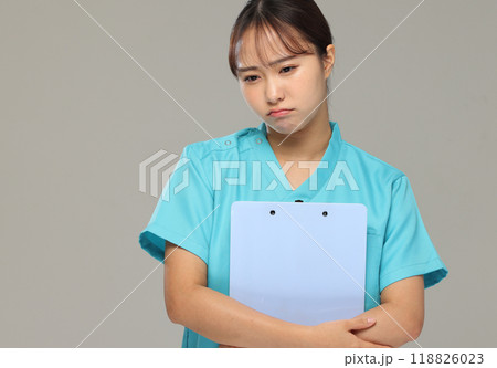 悩む看護師　ネガティブ 118826023